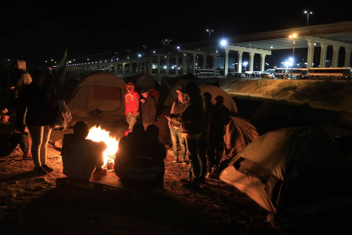 Migrantes hondureños sufren por el frío en la frontera norte de México