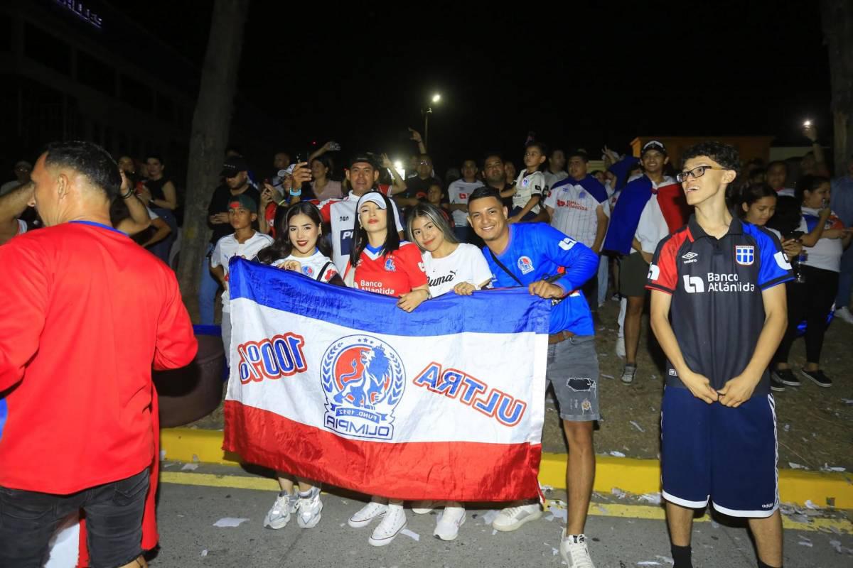 Aficionados del Olimpia festejan con todo: fiesta, locura y espectacular caravana