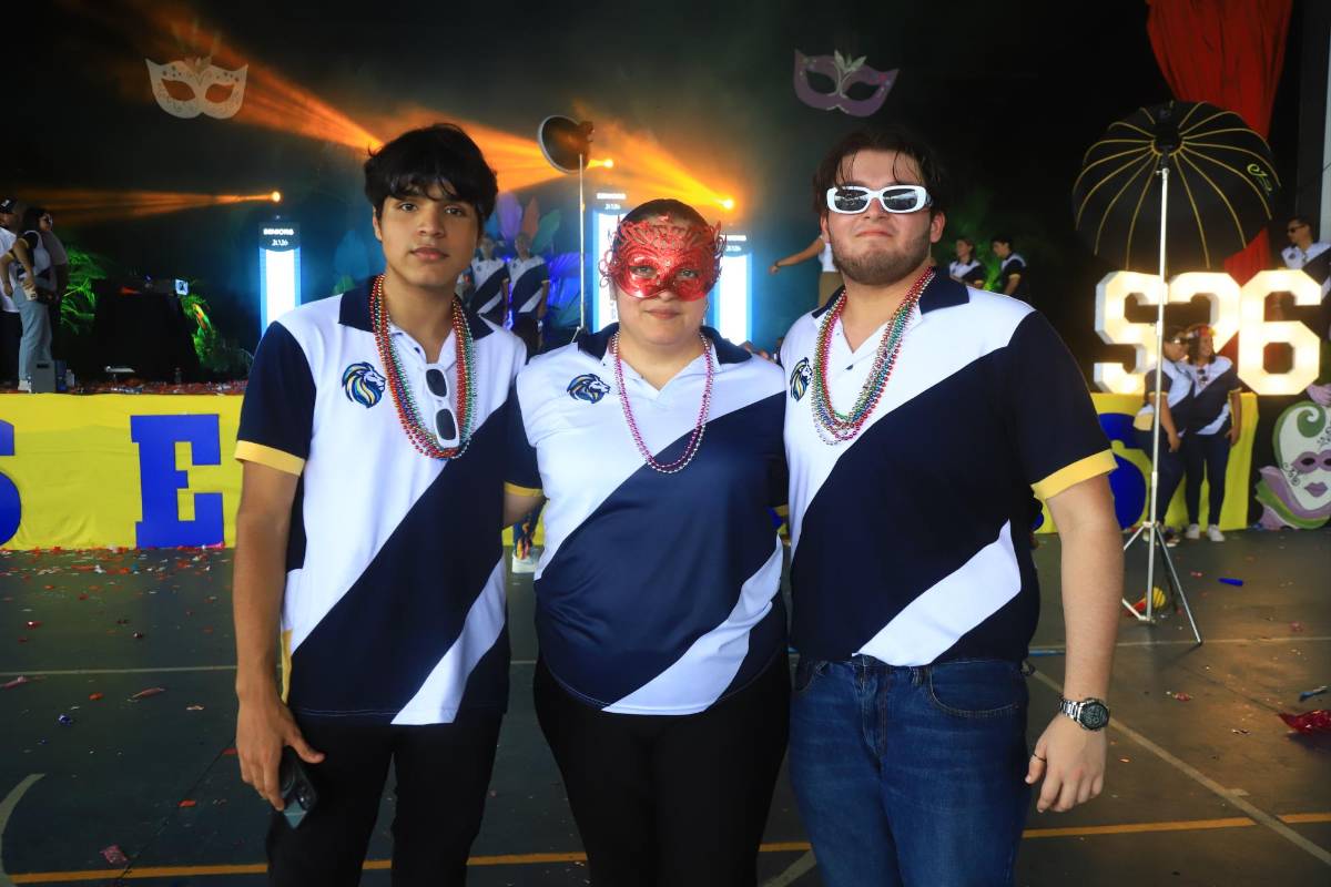 Seniors de la Western International festejan su entrada triunfal