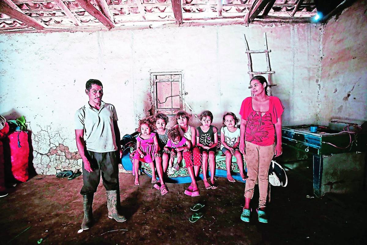 Niños en el corredor seco miran cómo la cocina de su casa está completamente vacía y el fogón tiene varios días sin uso por falta de alimentos.