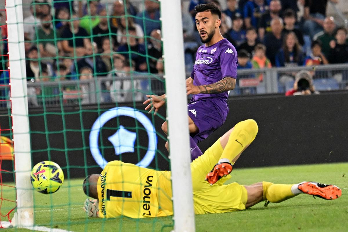 Nico González venciendo al portero Samir Handanovic para el 1-0 de la Fiorentina.