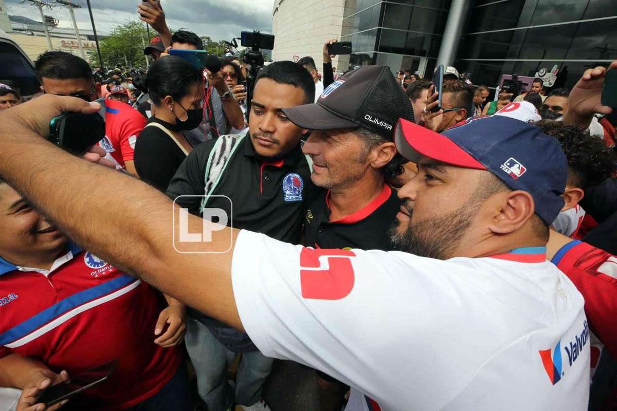 Pedro Troglio fue el más aclamado por los aficionados del Olimpia al regreso del equipo en el aeropuerto Toncontín.