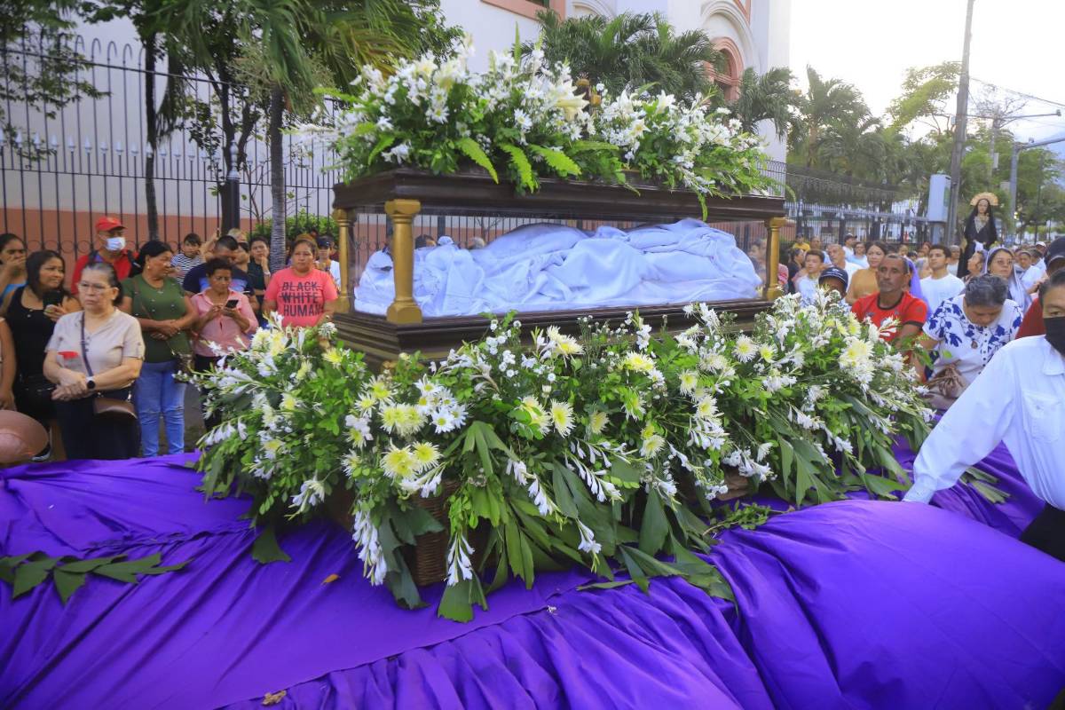 Miles de sampedranos acompañan procesión del Santo Entierro