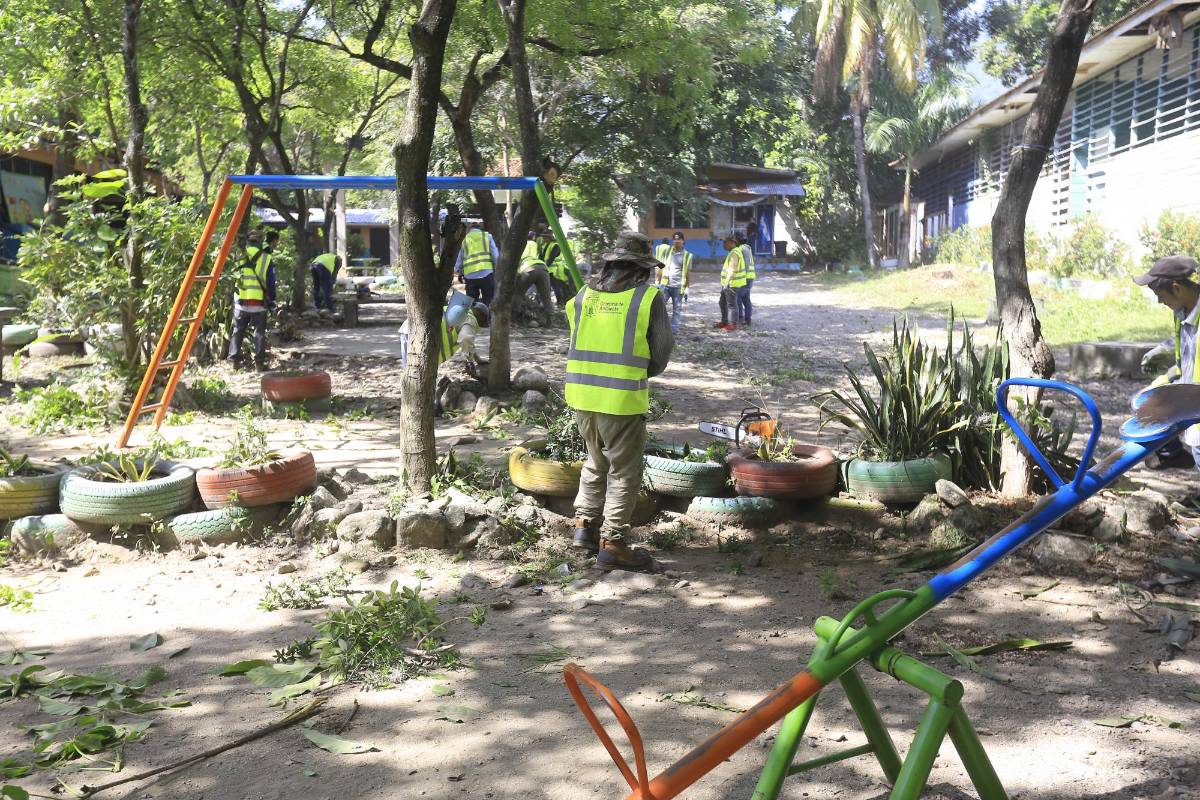 Shin Fujiyama y Roberto Contreras inician remodelación en escuela Dionisio de Hererra