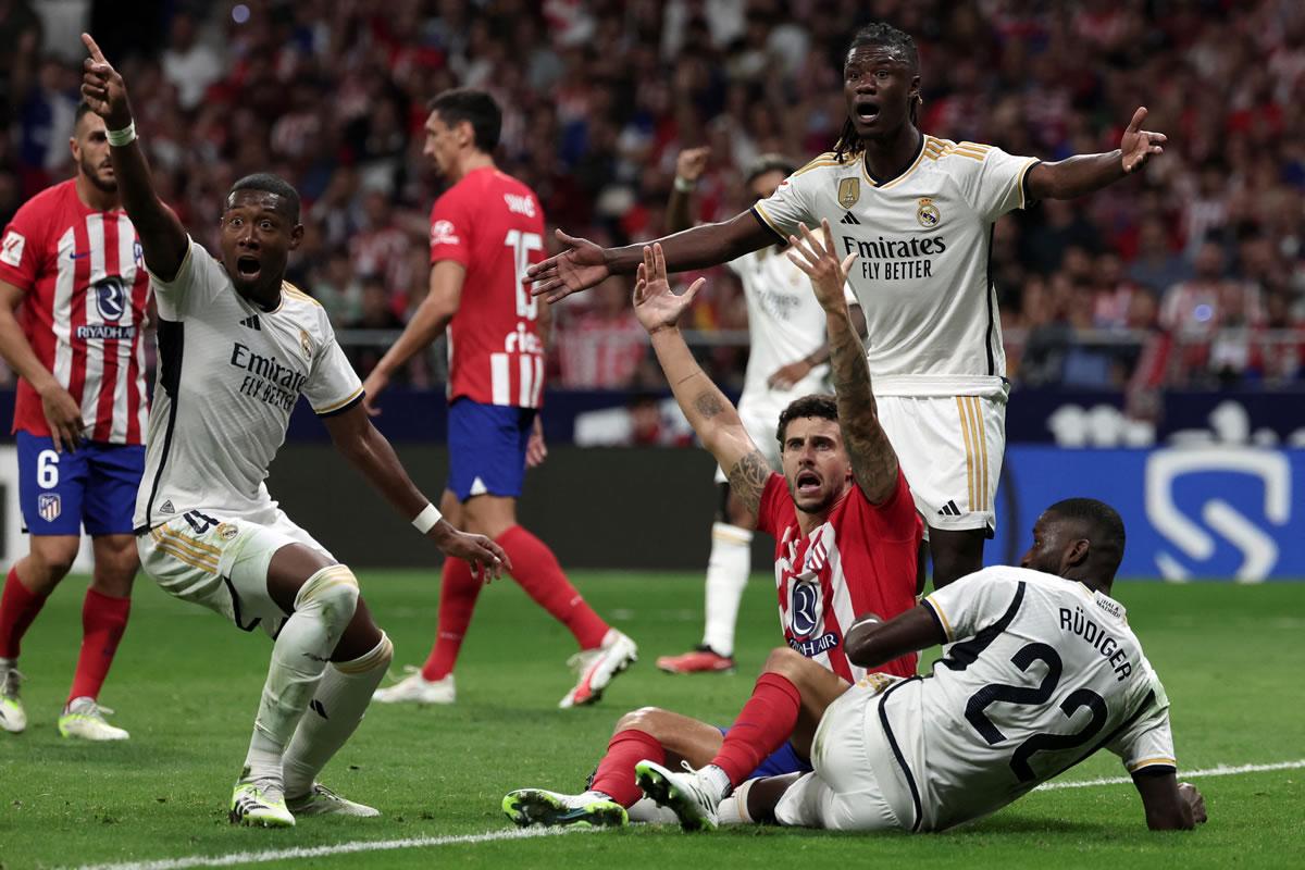 Mario Hermoso se llevó a Antonio Rüdiger al suelo y los del Real Madrid pidieron penal después de la anulación del gol.