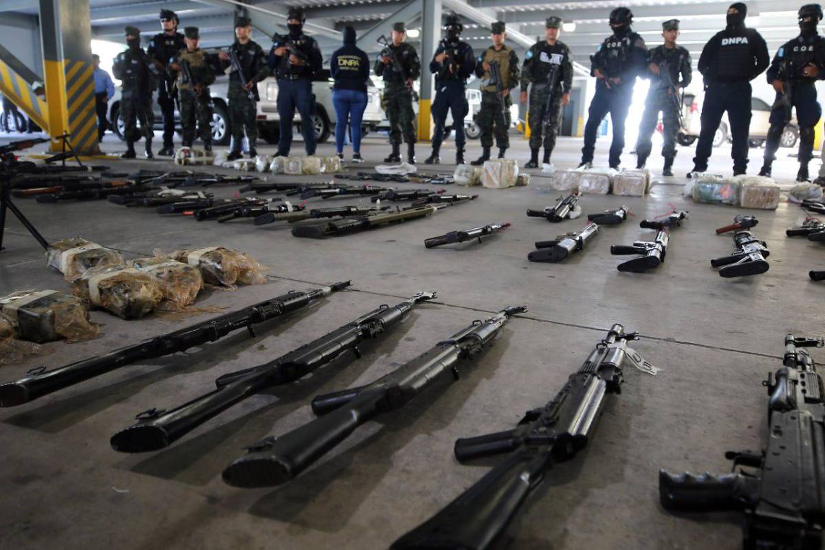 Bañadas en oro: el poderoso armamento decomisado por Honduras