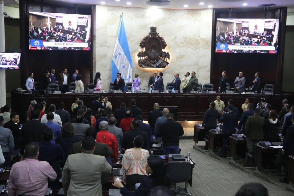 Momento en el que los diputados entonaban el himno nacional.