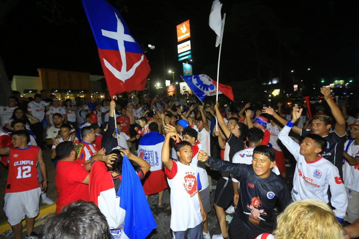 Aficionados del Olimpia festejan con todo: fiesta, locura y espectacular caravana