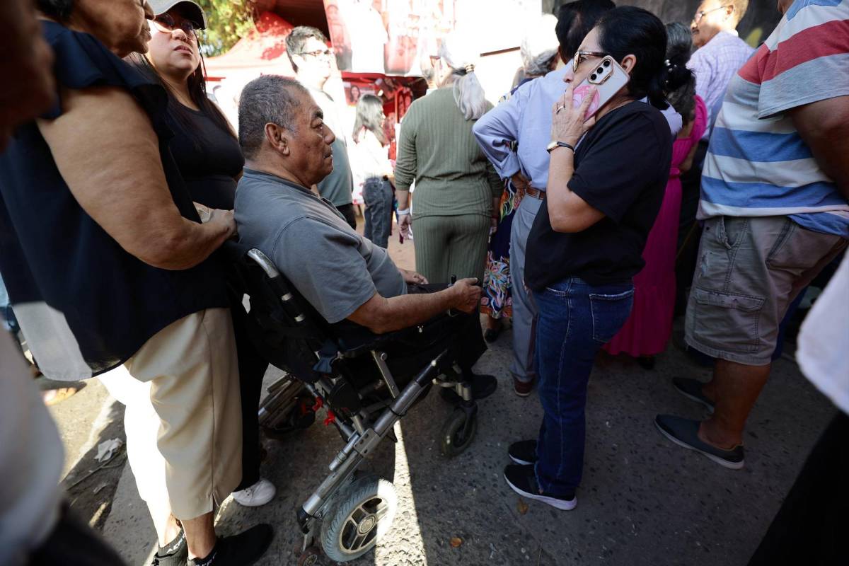 Los adultos mayores votan desde muy temprano en Honduras