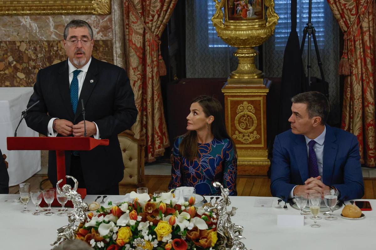 El presidente de Guatemala, Bernardo Arévalo de León (i), pronuncia un discurso al lado de la reina Letizia y del presidente del gobierno español, Pedro Sánchez, durante el almuerzo que los reyes de España ofrecieron en su honor.