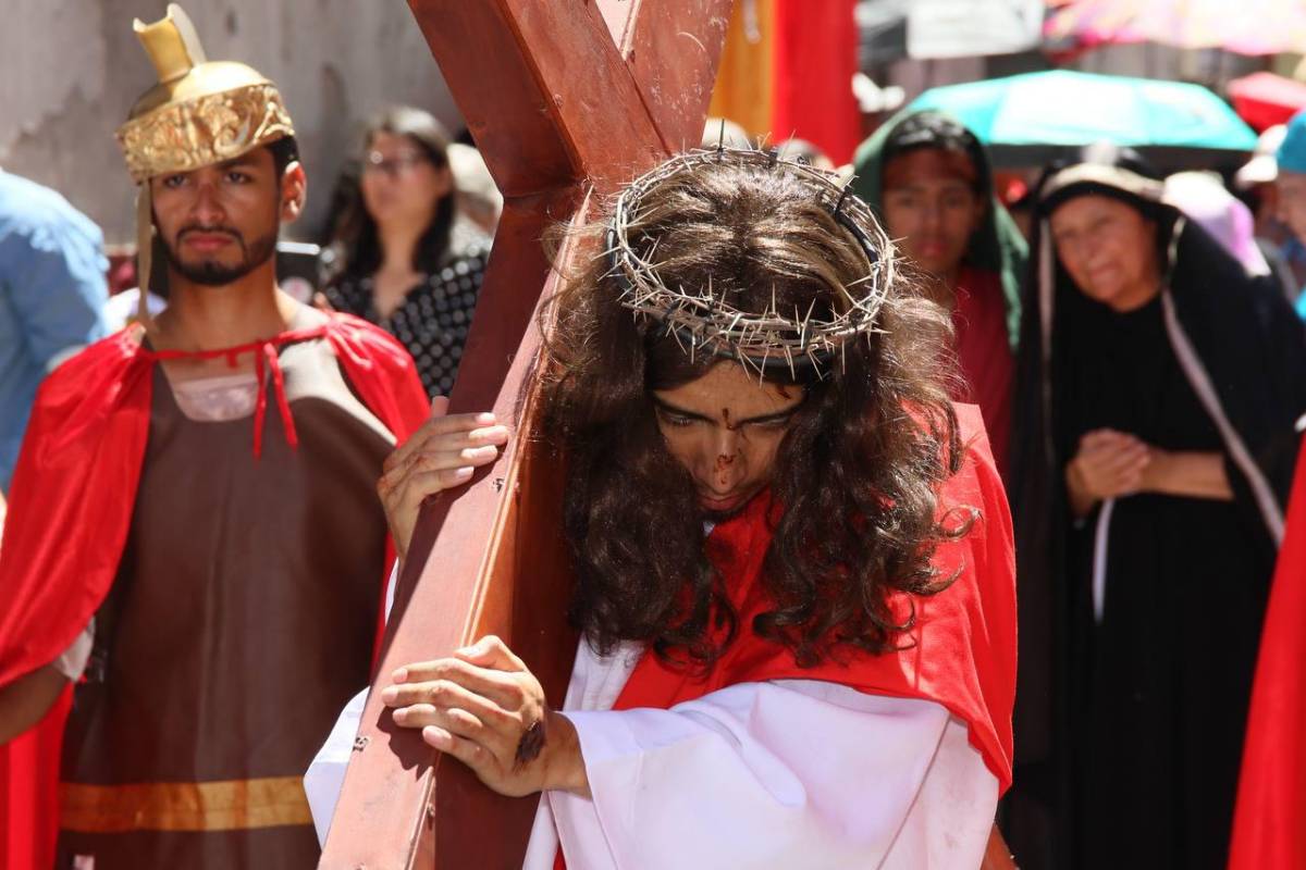 Con fe y devoción, hondureños reviven la Pasión de Cristo en Viernes Santo