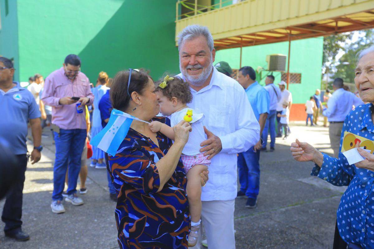 Sampedranos reciben con alegría a Roberto Contreras en los centros de votación