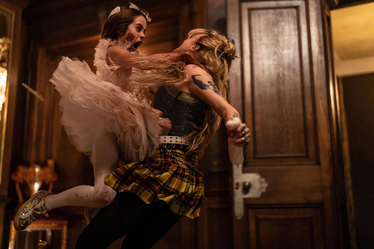 En la imagen aparece Alisha Weir (i) como Abigail y Kathryn Newton (d) como Sammy, durante una escena de la película de terror 'Abigail'.