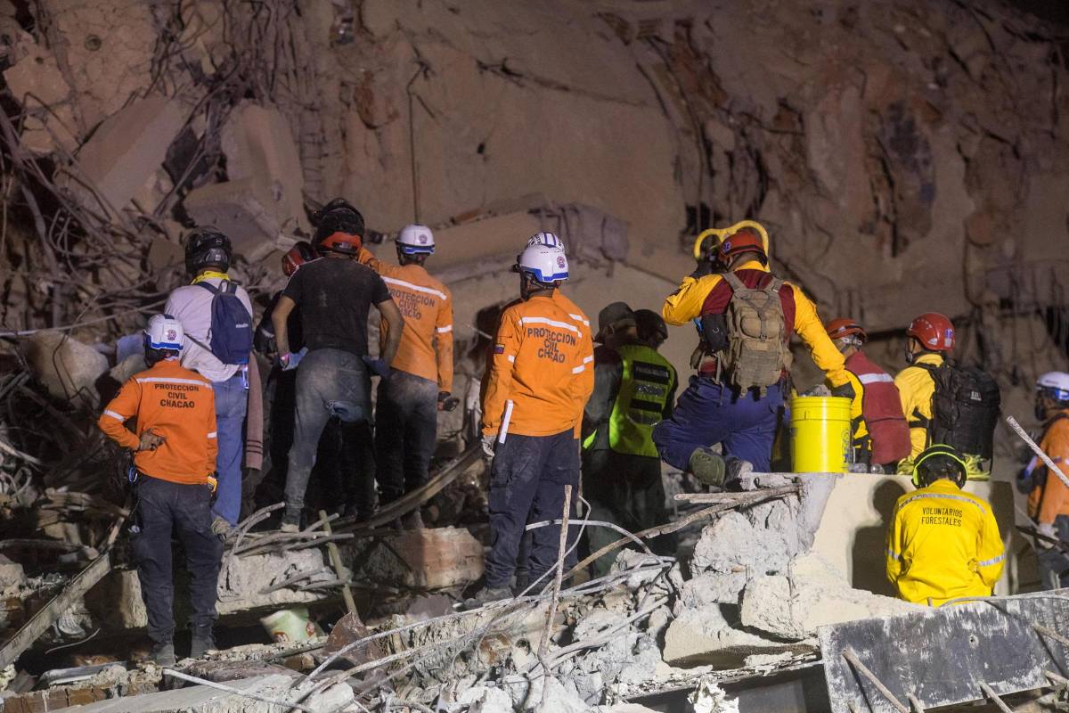 Bomberos, perros, drones y forenses: así ayuda la comunidad internacional a Venezuela