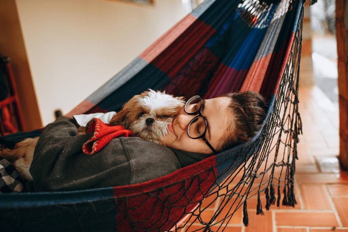 Riesgos y beneficios para los humanos de dormir con las mascotas