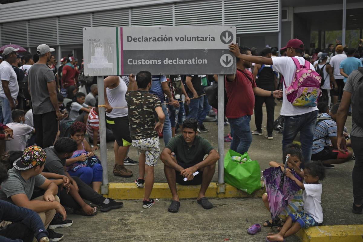 Migrantes solicitan visas humanitarias a las autoridades mexicanas.