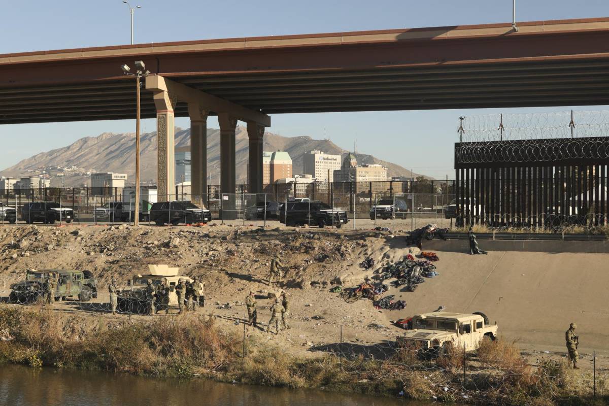 Migrantes se topan con muro de soldados y tanques en la frontera de EEUU