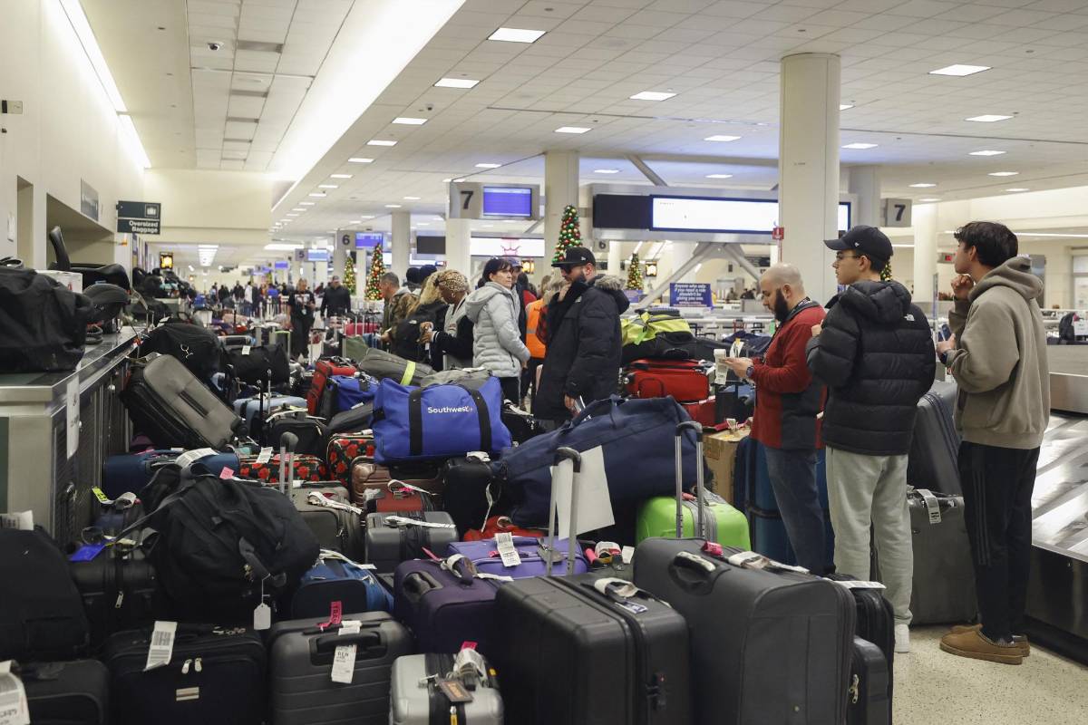 Caos en aeropuertos continúa en EEUU con casi 4,000 vuelos cancelados