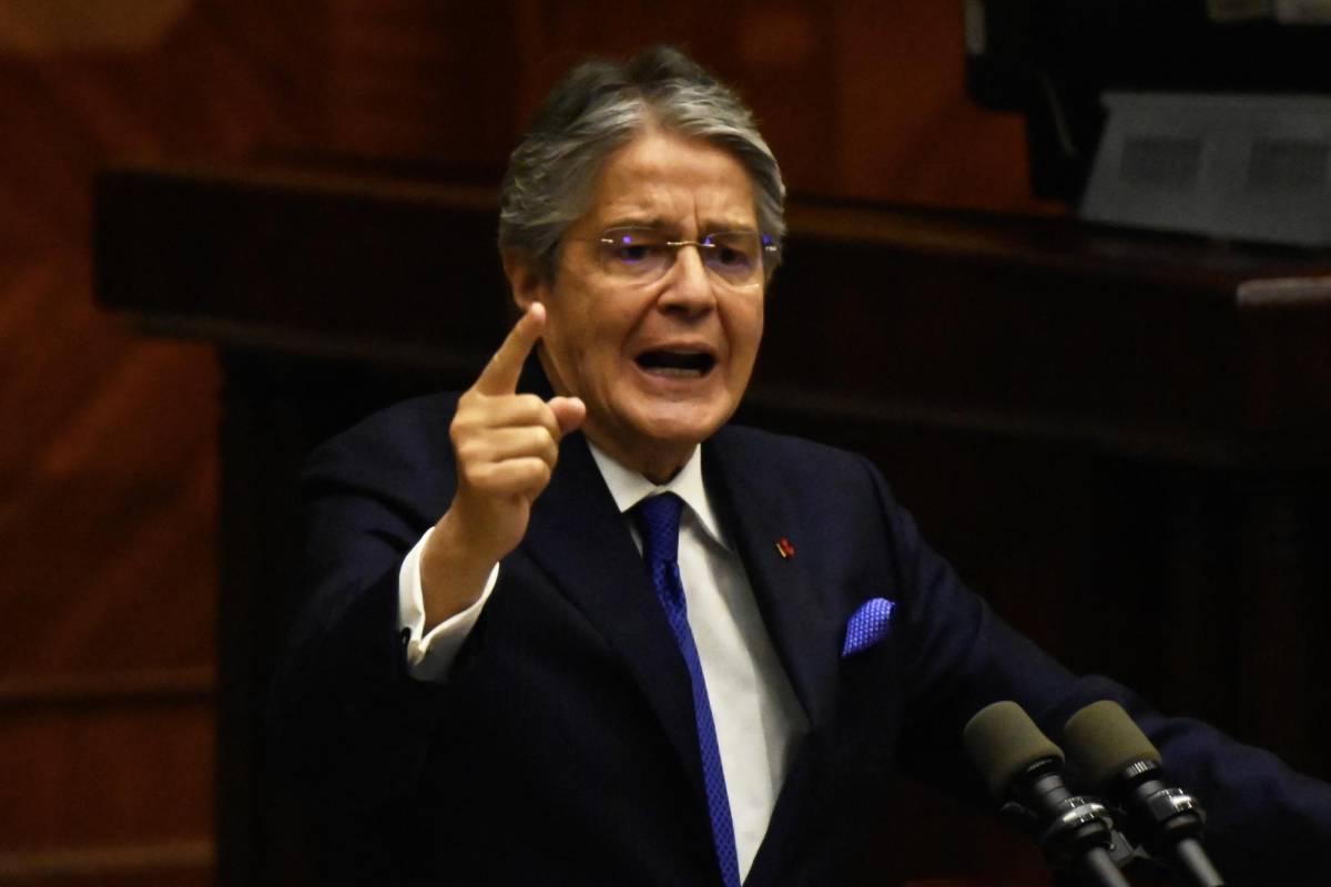 Presidente de Ecuador, amenazado de destitución, disuelve el Congreso