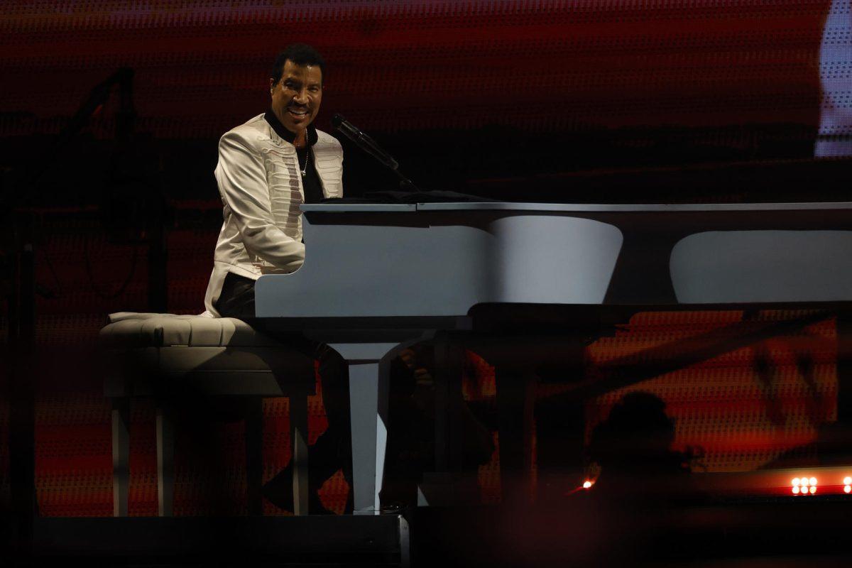 Lionel Richie interrumpe concierto y su salud preocupa a seguidores