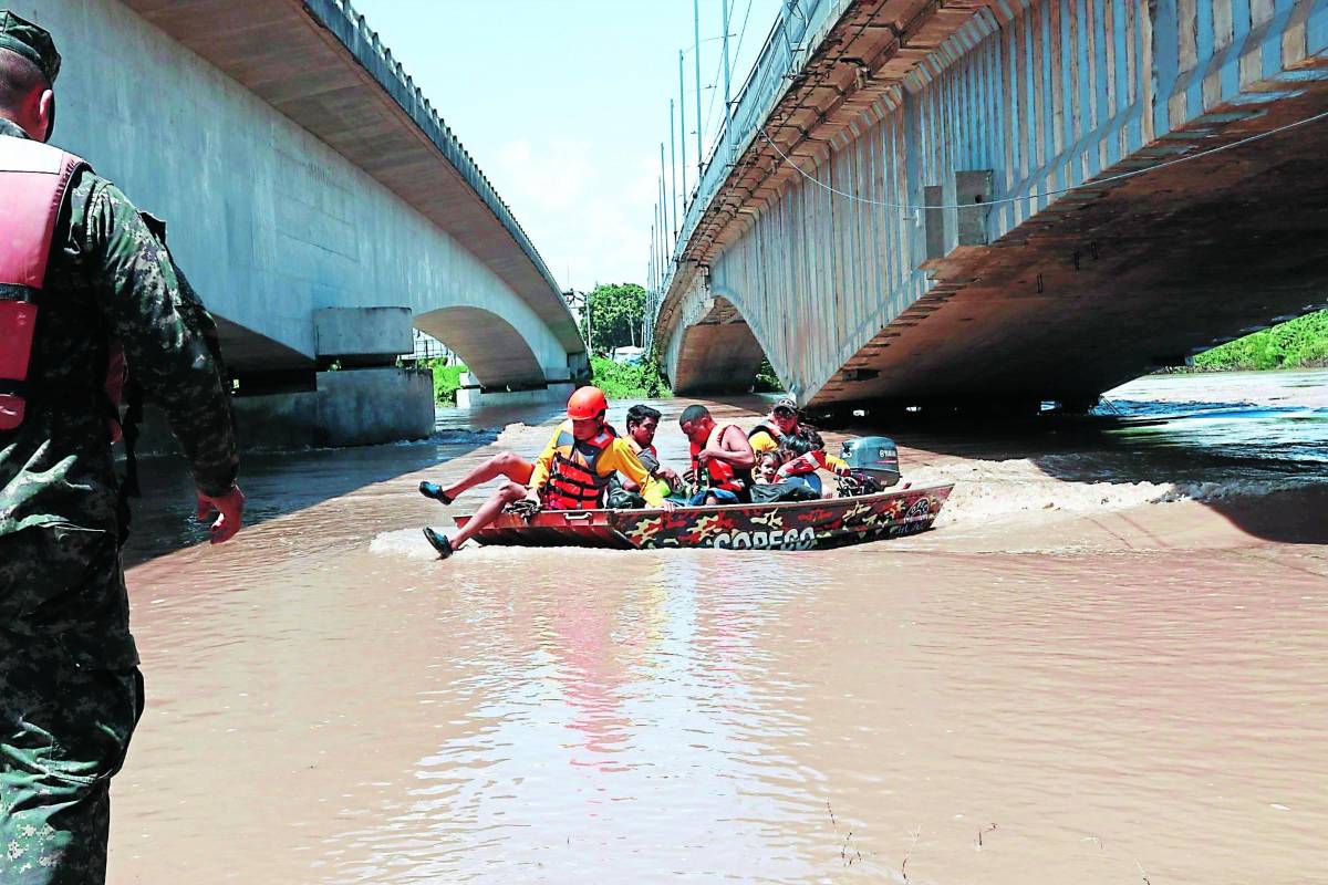 Miles de personas han sido rescatadas por bomberos hondureños en las zonas más bajas.
