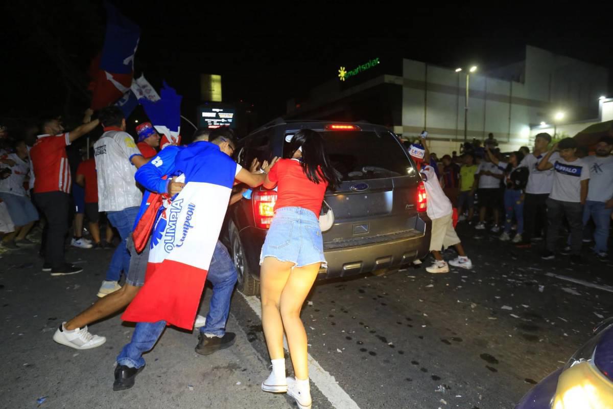 Aficionados del Olimpia festejan con todo: fiesta, locura y espectacular caravana