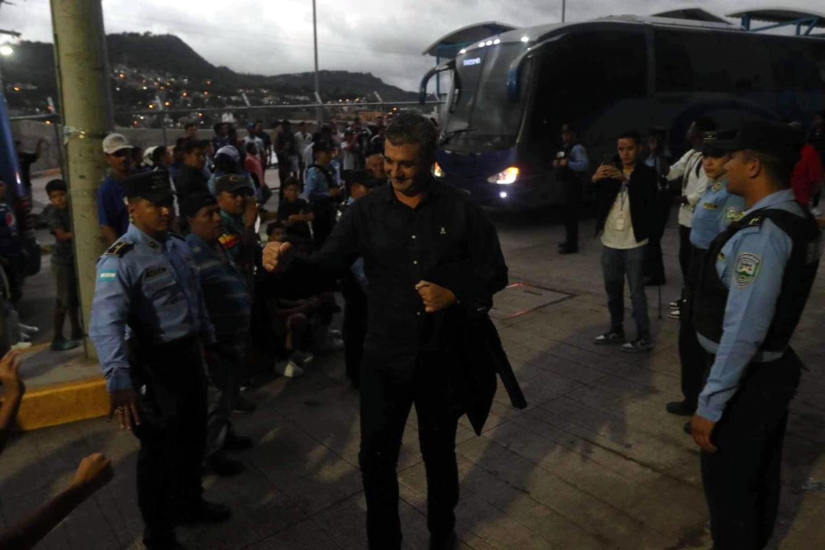 Así fue la llegada de Diego Vázquez al estadio Nacional Chelato Uclés.