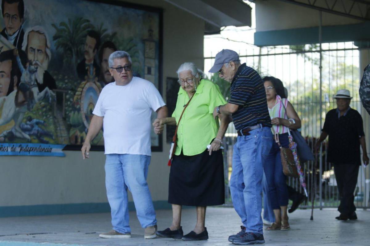 Los adultos mayores votan desde muy temprano en Honduras