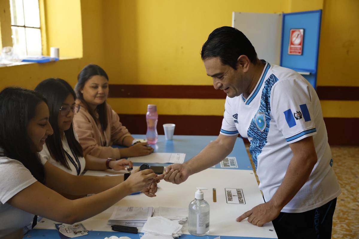 Guatemala abre los centros de votación para elegir presidente