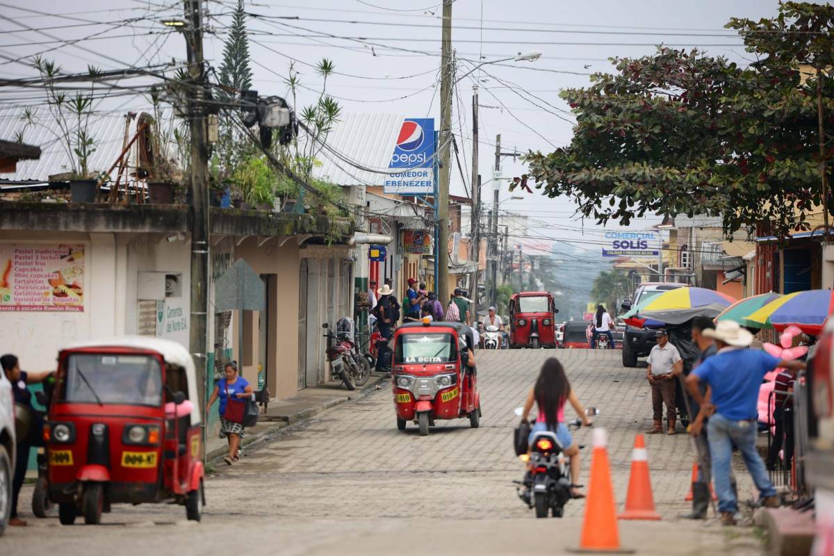 A pedazos se caen las casas y establos de Alexander Ardón