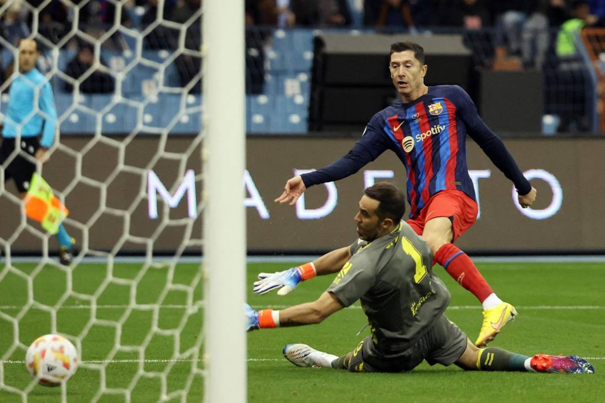 Robert Lewandowski marcando ante Claudio Bravo el primer gol del Barcelona.