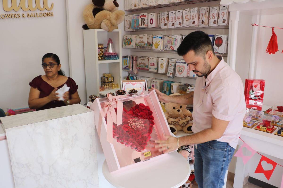 Hondureño arquitecto diseña arreglos florales de Copán