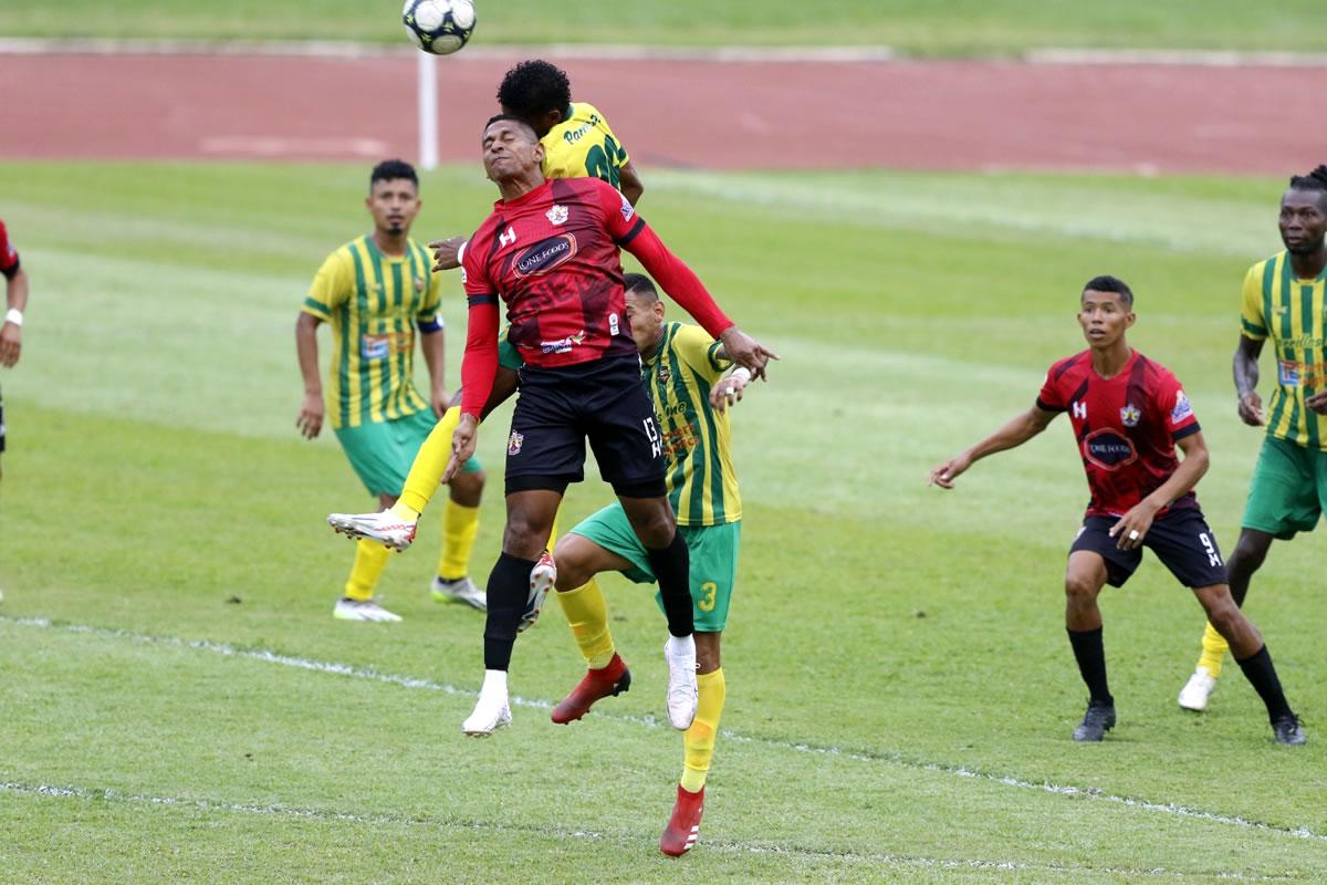 Carlo Costly ingresó segundos después del gol del Parrillas One, pero no pudo marcar.