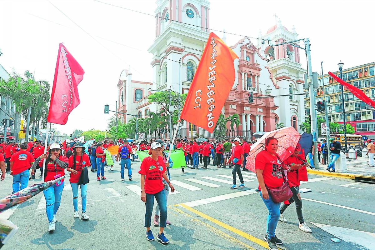 Los obreros y sindicalistas llegaron desde temprano en buses grandes. En la manifestación hubo cantos de protesta, juegos artificiales y grupos motorizados.