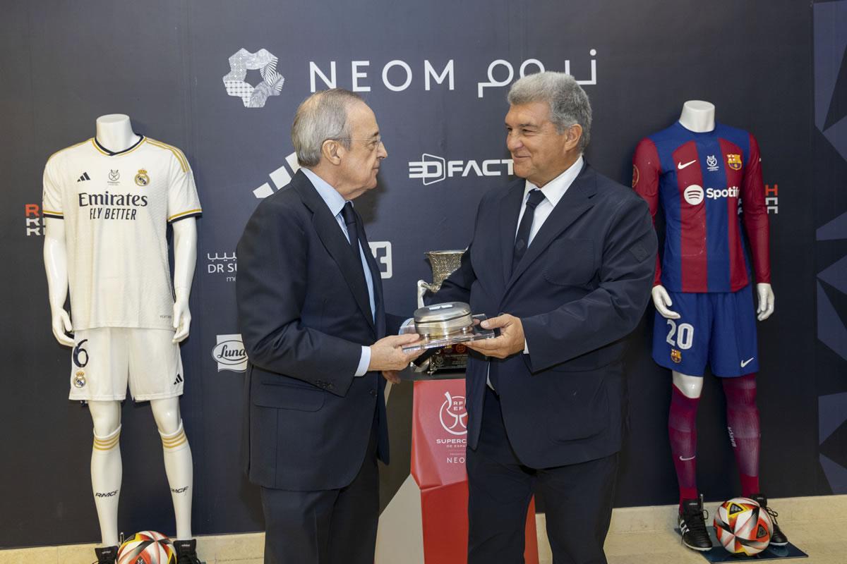 El presidente del Real Madrid, Florentino Pérez y su homólogo del Barcelona, Joan Laporta, durante un acto previo a la disputa de la final de la Supercopa de España.