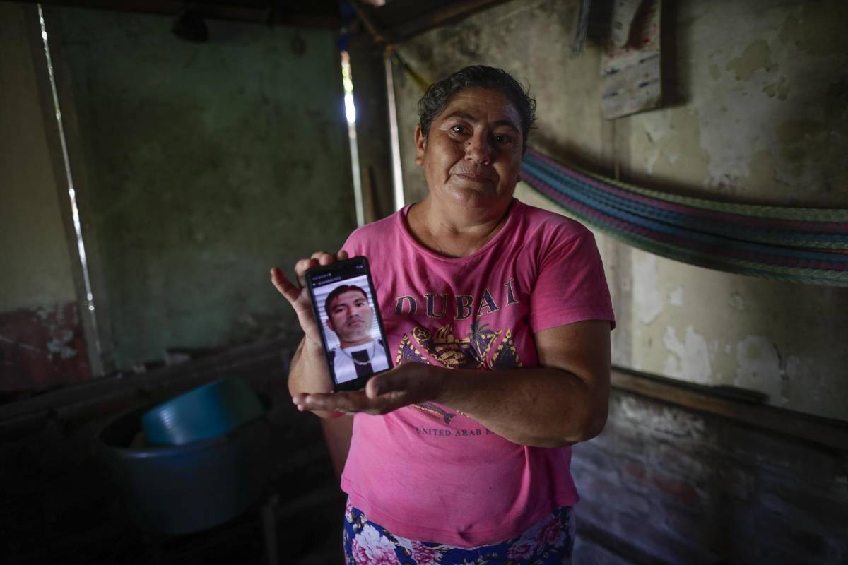 Silvia Yanira Hernández, de 55 años, muestra una imagen de su hijo detenido Saúl Antonio Blanco Hernández, de 38 años.