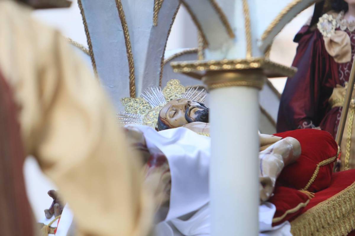 Santo Entierro: entre silencio y fe, fieles acompañan el cuerpo de Jesús