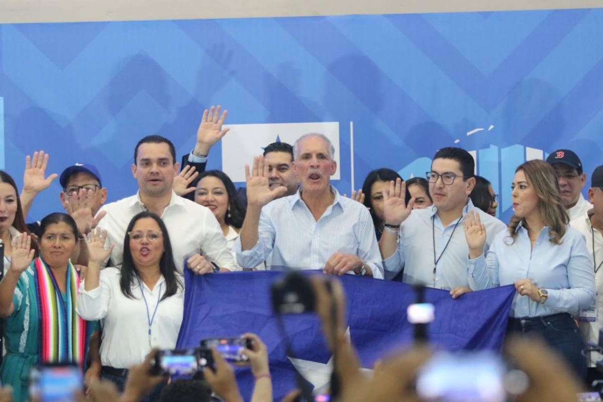 Juramentan a la nueva directiva del Partido Nacional de Honduras