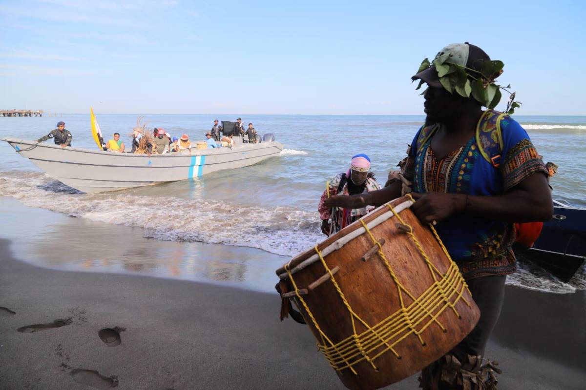 Imágenes: garífunas recrean su llegada a Honduras hace 228 años
