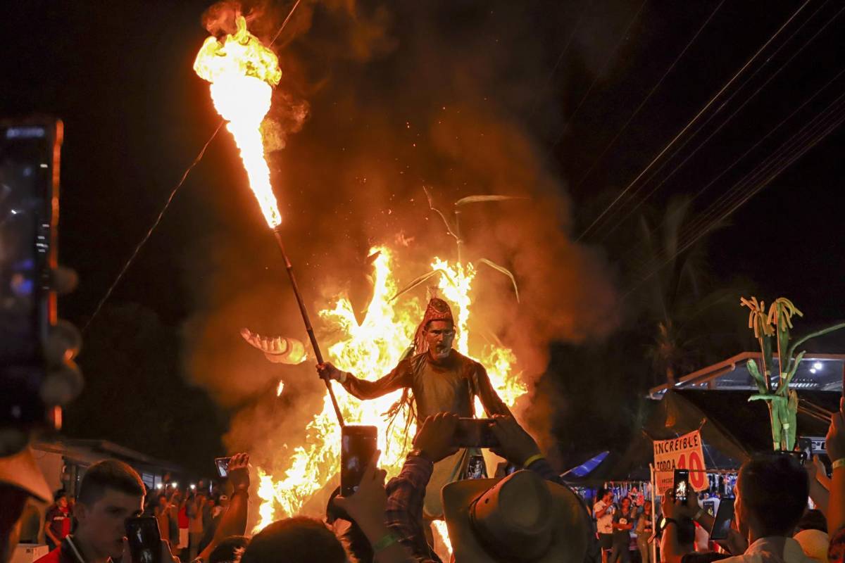 Alegría y diversión en festival de las Chimeneas Gigantes
