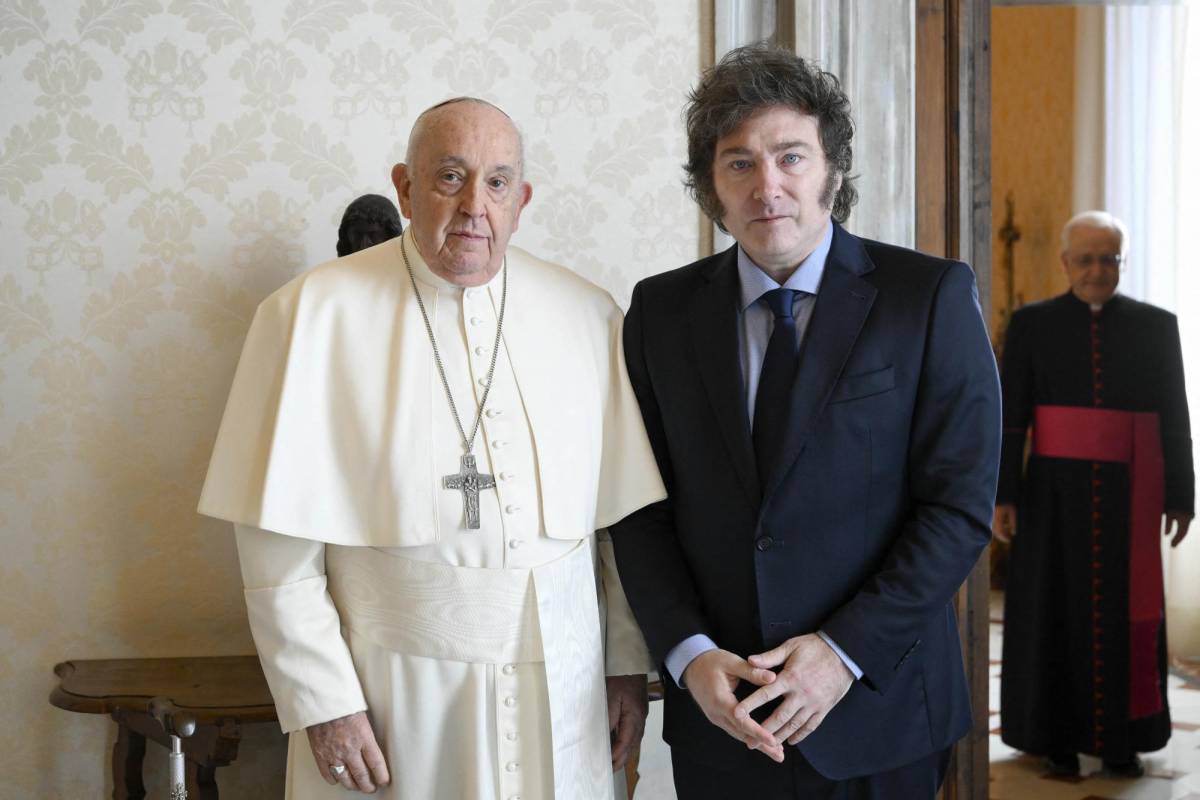 Milei se reúne con Francisco en el Vaticano y le obsequia alfajores
