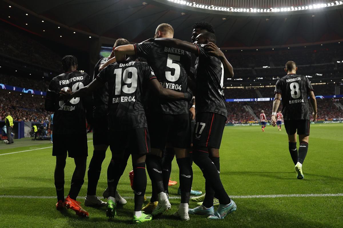 El delantero francés del Bayer Leverkusen, Moussa Diaby, celebra con sus compañeros su gol ante el Atlético de Madrid.