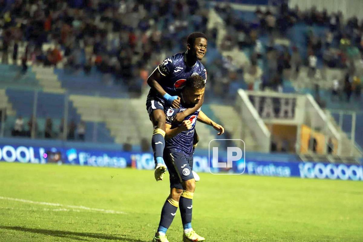 Jonathan Núñez salta sobre Raúl Marcelo Santos luego de que éste marcara el 2-1 del Ciclón Azul.