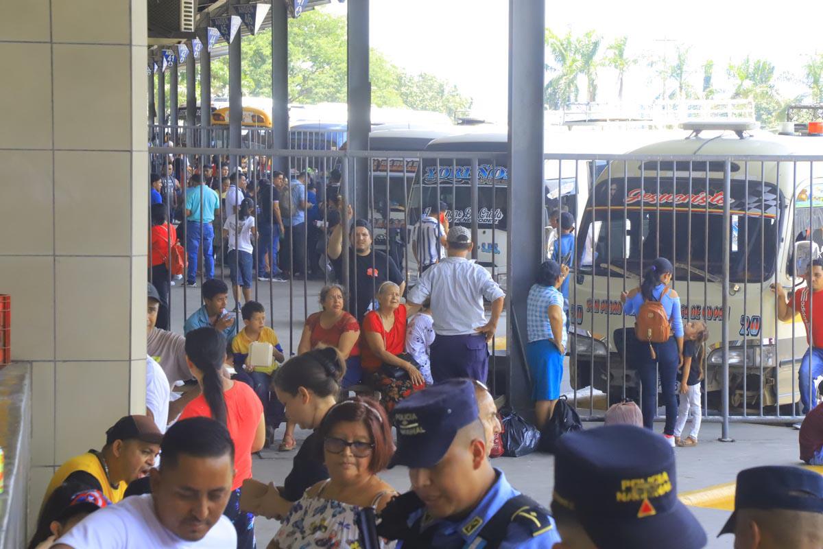 Afluencia de hondureños en la terminal de buses de San Pedro Sula
