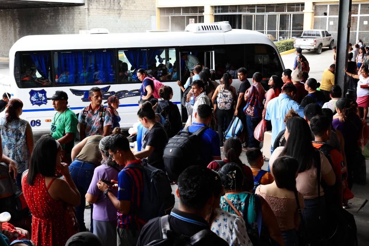 Autobuses a máxima capacidad por masiva salida de viajeros en Semana Santa