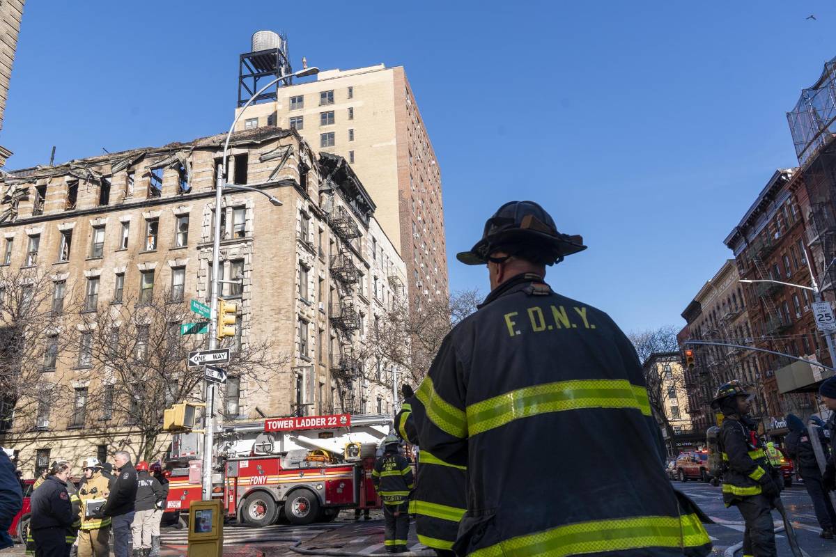 Grave incendio en edificio de viviendas de Nueva York deja varios heridos