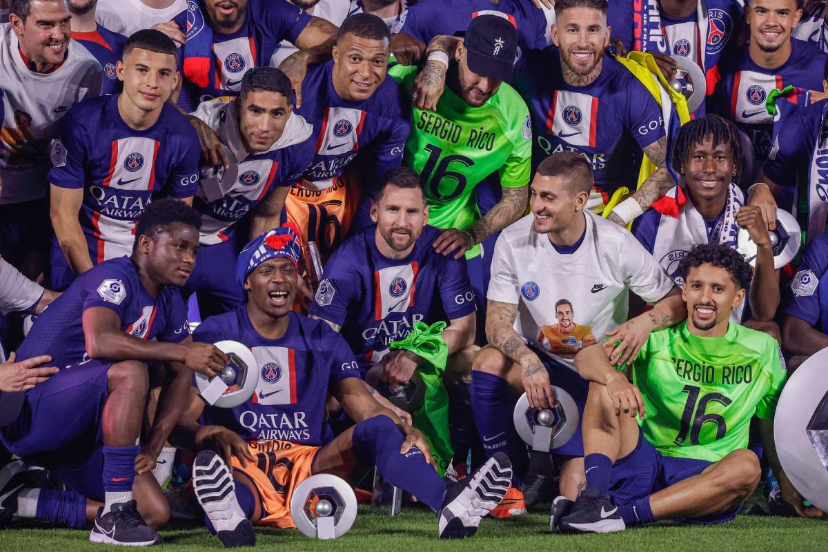 Lionel Messi celebró con sus compañeros el título de la Ligue 1.