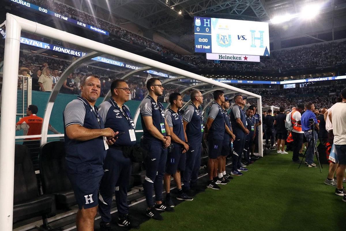 ‘La Barbie‘ Vázquez y su cuerpo técnico durante el amistoso de Honduras ante Argentina.