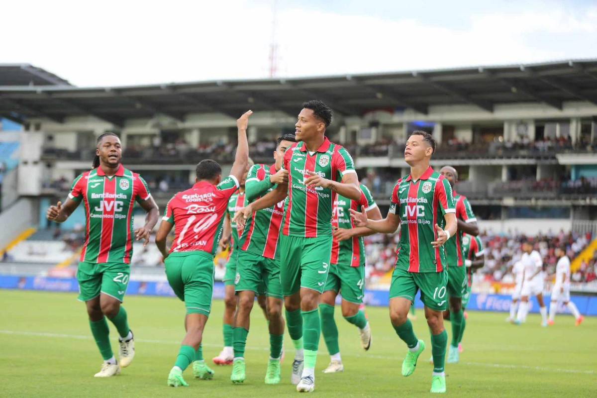 El festejo de Marathón tras el 0-1 ante Olimpia.