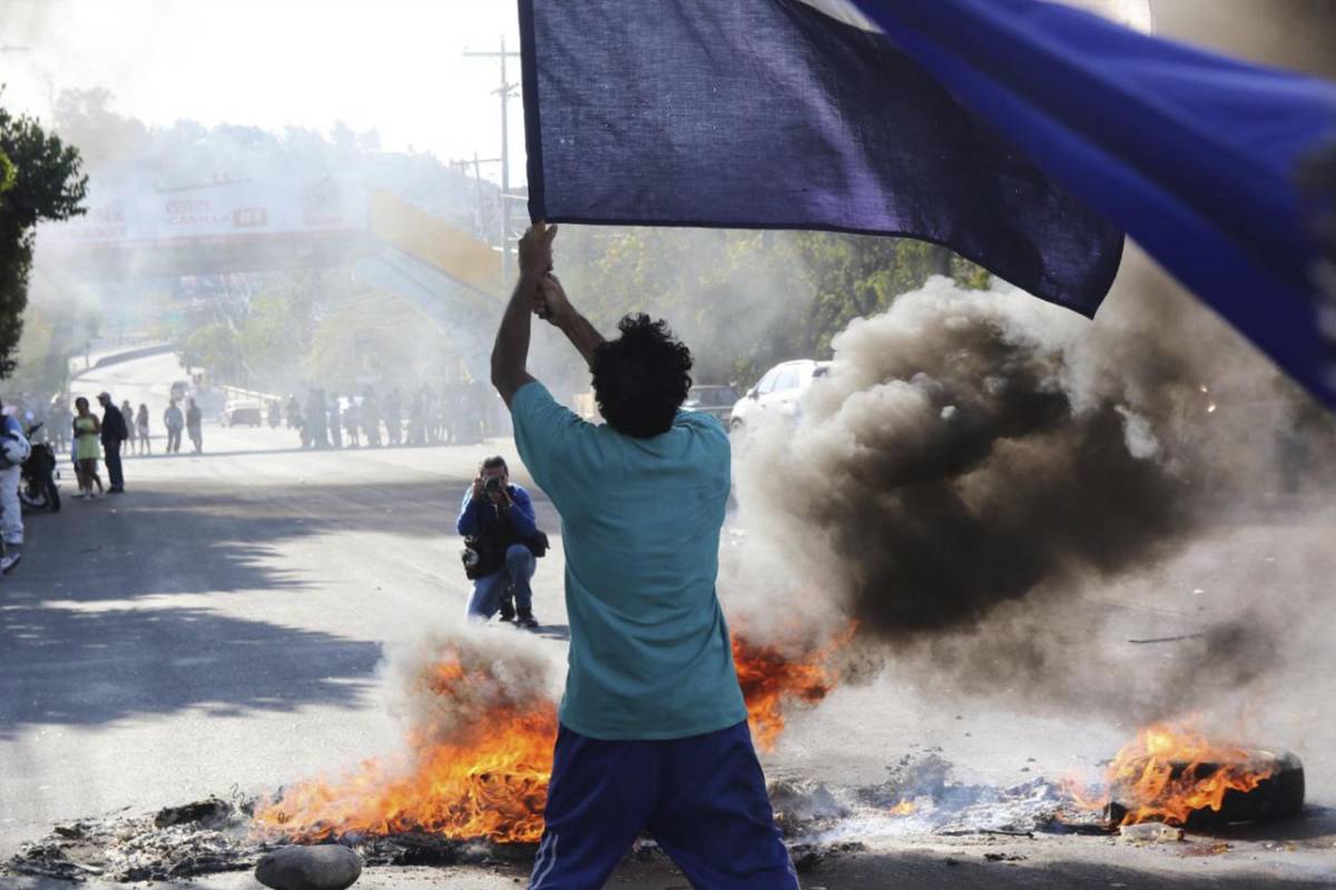 Siguen protestas por retraso en apertura de centros de votación